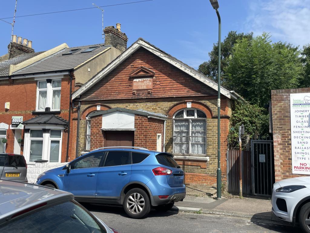 Lot: 72 - VICTORIAN MEMORIAL HALL WITH POTENTIAL - Front view of Victorian Hall